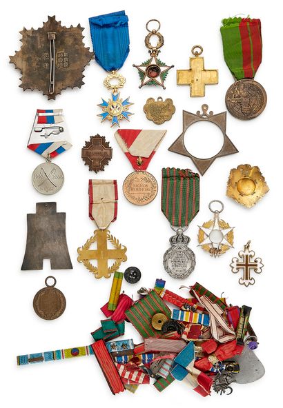Lot of about fifteen medals and miscellaneous...