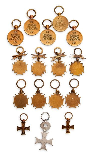 Poland - Set of sixteen patinated bronze...