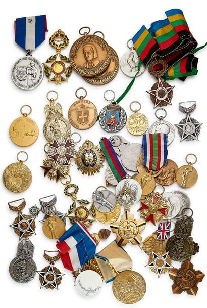 Décorations privées, lot d'une cinquantaine...