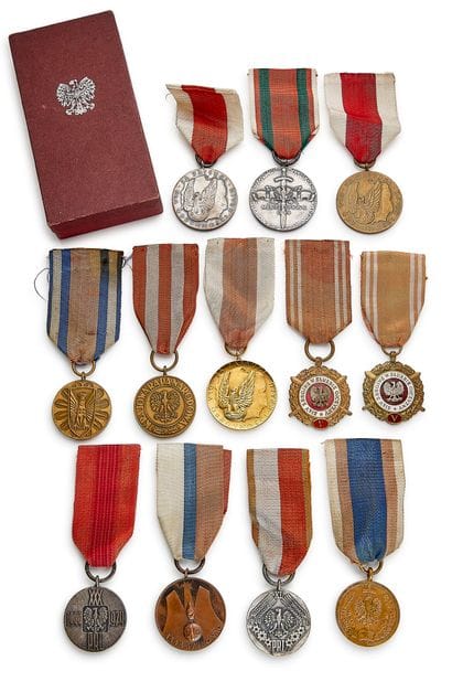 Pologne - Lot de douze : une médaille de...