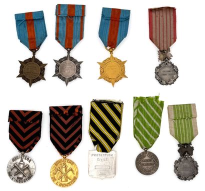 Lot de neuf médailles civiles : 

- Une médaille...