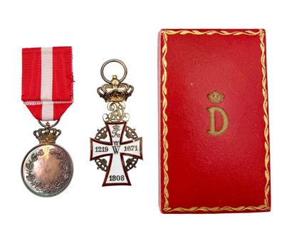 Danemark - Lot de deux : une croix de chevalier...
