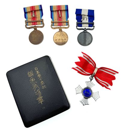 Japon - Lot de quatre décorations : une médaille...