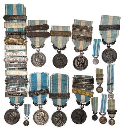 Lot de quinze Médailles coloniales en argent...
