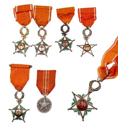 Maroc - Lot de sept : six bijoux de l'ordre...