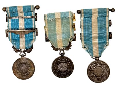 Lot de trois Médailles coloniales en argent...