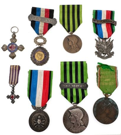 1870-1871, lot de huit médailles : 

- Deux...