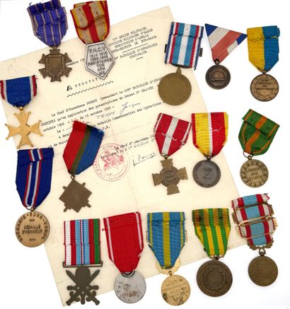 Postwar - Lot of sixteen decorations in ordinance...