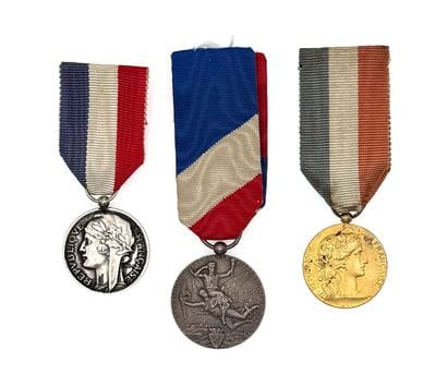 Lot de trois médailles civiles : 

- Une...