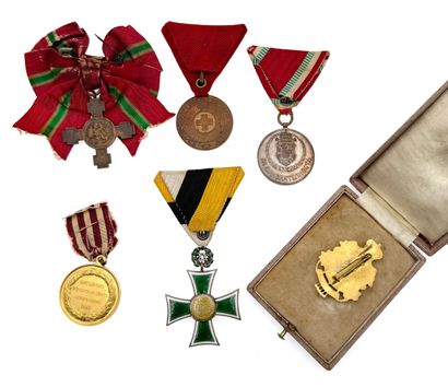 Bulgarie - Lot de six décorations : une croix...