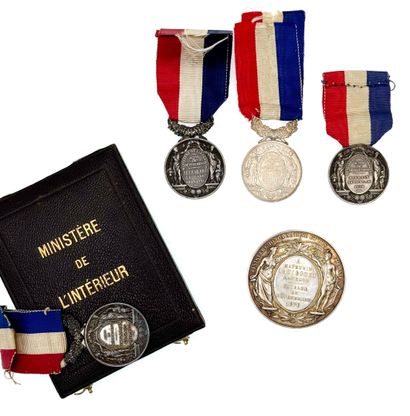 IIIe République, lot de cinq médailles d'honneur...