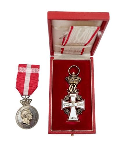 Danemark - Lot de deux : une croix de chevalier...