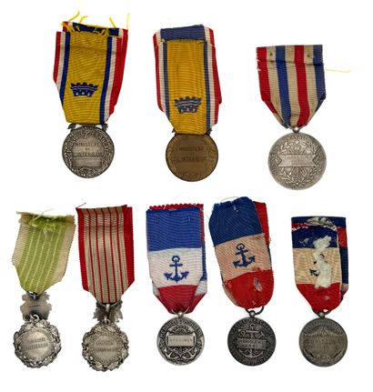 Lot de huit médailles civiles : 

- Une médaille...