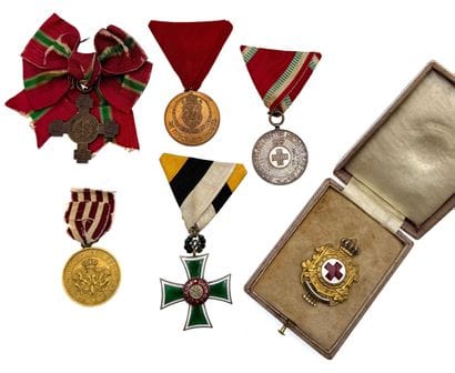 Bulgarie - Lot de six décorations : une croix...