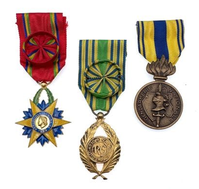 Gabon - Lot de trois décorations : 

- Ordre...