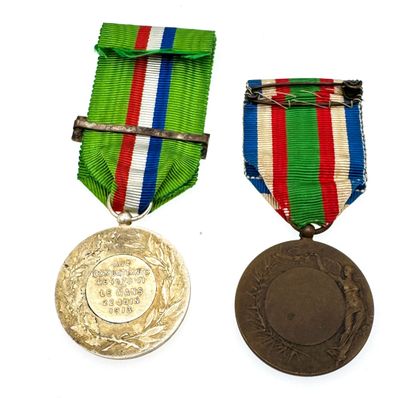 1870-1871 - Lot de deux médailles : 

- Le...