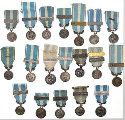 Lot de vingt Médailles coloniales et cinquante-trois...