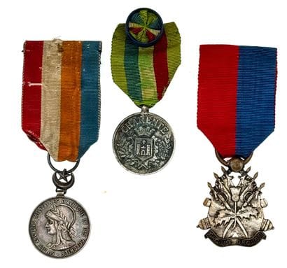Anciens militaires, lot de trois médailles...