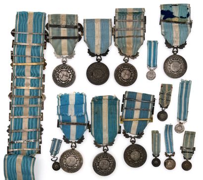 Lot de quinze Médailles coloniales en argent...