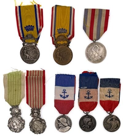 Lot de huit médailles civiles : 

- Une médaille...