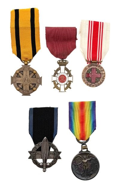 Grèce - Lot de cinq décorations : une Croix...