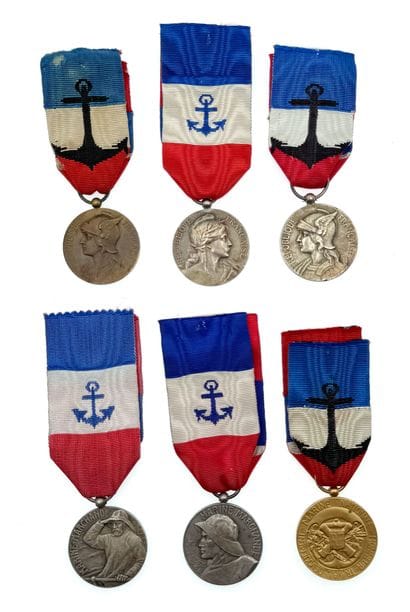 Marine - Lot de six médailles : 

- Trois...