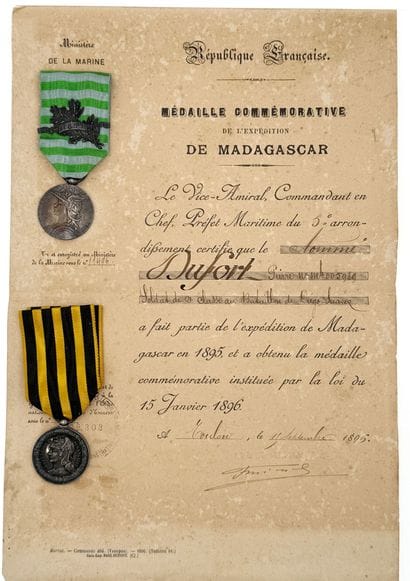 Madagascar, Dahomey, lot de deux médailles...