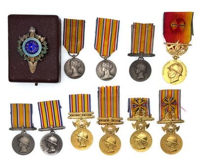 Sapeurs-pompiers - Lot de onze : 

- Dix...