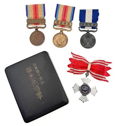 Japon - Lot de quatre décorations : une médaille...