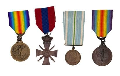 Grèce - Lot de quatre décorations : une médaille...