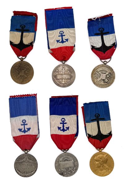 Marine - Lot de six médailles : 

- Trois...
