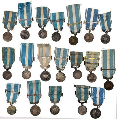 Lot de vingt Médailles coloniales et cinquante-trois...