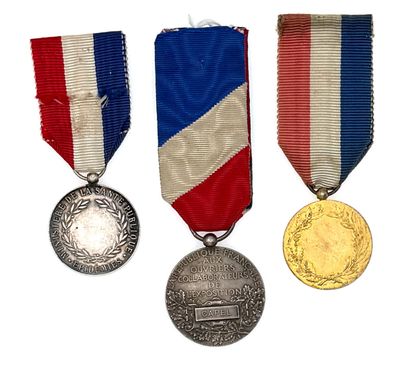 Lot de trois médailles civiles : 

- Une...