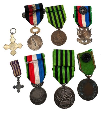 1870-1871, lot de huit médailles : 

- Deux...