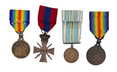 Grèce - Lot de quatre décorations : une médaille...