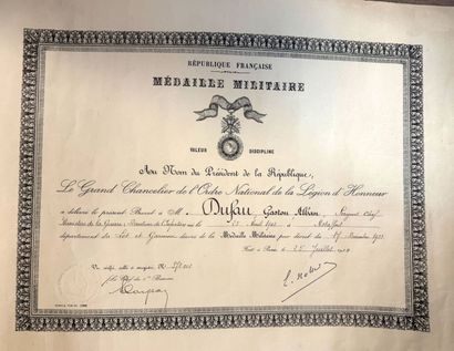 Médaille militaire lot de cinq diplômes :...