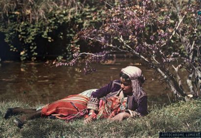 Jeune Mauresque au bord de l'eau.
Autochrome...