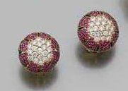 PAIRE DE BOUCLES D'OREILLES rosaces, en or...