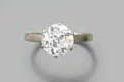 BAGUE en or gris sertie d'un diamant solitaire...