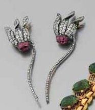 PAIRE DE BROCHES fleurs (cyclamen ?) en or...
