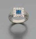 BAGUE de forme carrée en or gris, le centre...