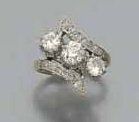 BAGUE en or gris ornée de trois diamants...