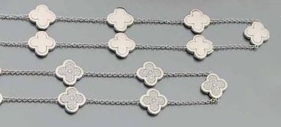 COLLIER articulé en or gris, orné de neuf...
