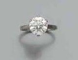 BAGUE en or gris, sertie d'un diamant rond...