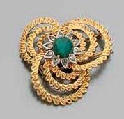 BROCHE trilobée en or jaune gravé et ajouré,...