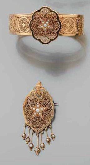 PARURE comprenant : A/ BRACELET rigide ouvrant...