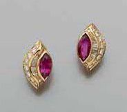 PAIRE DE BOUCLES D'OREILLES en or jaune,...