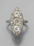 BAGUE en or gris de forme marquise, sertie...