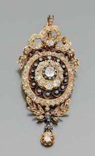 BROCHE pendentif articulée de forme ovale...