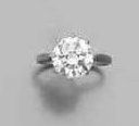 BAGUE en platine, sertie d'un diamant solitaire...